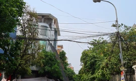 Nhà 5 tầng sụt nghiêng lúc thi công, dân khu phố nháo nhào sơ tán