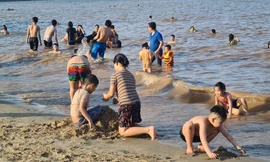 Nghìn người chen nhau tắm biển Đồ Sơn sau chuỗi ngày giãn cách xã hội