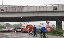 Nam thanh niên lao xe vào chốt kiểm dịch khiến Thiếu úy công an trọng thương