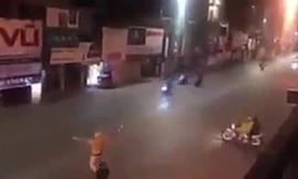 Ba thanh niên vừa phóng xe 'bạt mạng', vừa hú hét mặc cho CSGT vây bắt