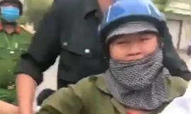 Phó Chủ tịch phường xúc phạm người bán rau: 'Con điên này!'