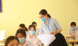 Sỹ tử ở Quảng Ninh phải ngồi chờ vì thiếu đề thi