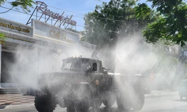 Cận cảnh quy trình quân đội phun khử trùng các tuyến phố Hải Phòng
