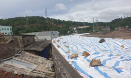 Khu dân cư hàng trăm người nằm lọt thỏm dưới chân kè chờ sập