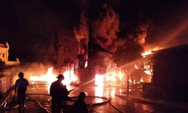 Kho chứa 1.000m2 ở Cẩm Phả bốc cháy dữ dội vào rạng sáng