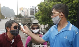 Người dân Hạ Long không đeo khẩu trang không được vào chợ