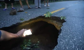 Hố 'tử thần nằm giữa quốc lộ 18C ở Quảng Ninh sau cơn mưa lớn