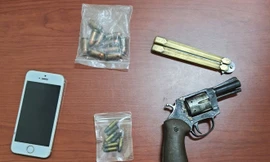 Khởi tố đối tượng tàng trữ 2 khẩu súng quân dụng