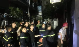 Cửa hàng phụ tùng ô tô xe máy bốc cháy lúc nửa đêm