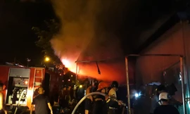 Cháy cửa hàng tạp hóa lớn nhất vùng biên Móng Cái