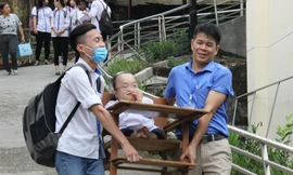 Xúc động nữ sinh chất độc da cam quyết 'vượt vũ môn'