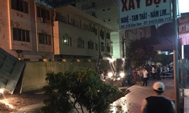 'Hố tử thần' cuốn 1 người dân cùng 2 xe máy trong đêm