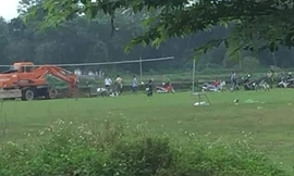 Hãi hùng, Chủ tịch xã chỉ đạo chôn lợn chết ngay trong sân bóng