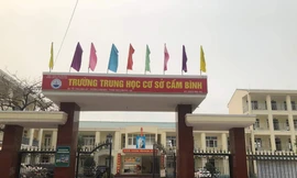 Đình chỉ hiệu trưởng, giáo viên chủ nhiệm vụ học sinh đánh bạn ngay trong lớp