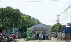 Hiệu trưởng dựng rạp giữa đường làm đám cưới cho con 3 ngày 3 đêm