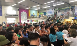 Chen chân mua vé tham quan vịnh Hạ Long bất chấp mưa tầm tã