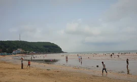 Biển Đồ Sơn vắng vẻ bất thường trong dịp lễ