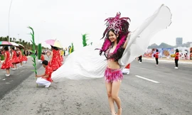 Hàng chục vũ công sexy 'đốt nóng' Carnaval Hạ Long 