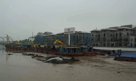 Trục vớt 2 xà lan chở than bị chìm trên sông Tam Bạc