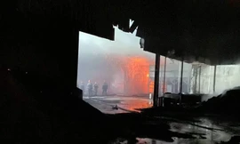 Cháy lớn thiêu rụi nhà kho chứa đồ tang lễ, lan sang trung tâm tiệc cưới