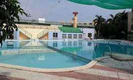 Bé trai 7 tuổi đuối nước thương tâm tại bể bơi trường đại học