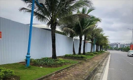 Đường ngắm vịnh đẹp nhất Hạ Long bất ngờ bị tôn che kín