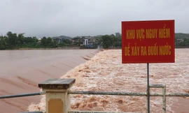 Nước cuồn cuộn chảy xiết trên các sông ở Quảng Ninh