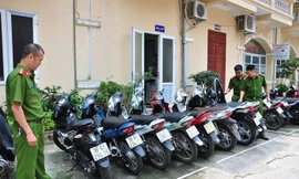 4 đối tượng một đêm đột nhập vào nhà dân trộm 6 xe máy