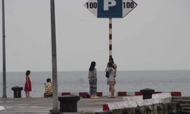 Hơn 500 khách liều mình ở lại đảo Cát Bà... trải nghiệm bão