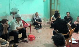 Dùng ô tô đón nhóm con bạc đi sát phạt