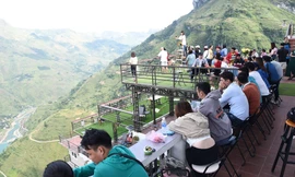 Panorama Mã Pì Lèng vẫn chật cứng khách trong 'tâm bão'