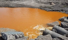 Nước suối nhiễm sắt cùng kim loại nặng chảy thẳng ra vịnh Hạ Long