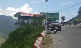 Công trình 'chui' Panorama Mã Pì Lèng sắp bị tháo dỡ bất ngờ được sơn màu xanh