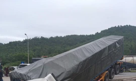 Container 'càn quét' hàng loạt ô tô trước khi rơi xuống hố