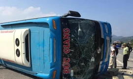 Xe khách húc tung dải phân cách, 7 người thương vong