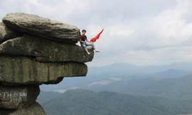 Khoảng 2 năm trở lại đây, các diễn đàn, fanpage hay một số trang mạng dành riêng cho giới phượt thủ đều nhắc đến địa danh núi Đá Chồng ở Quảng Ninh như một điểm đến cần chinh phục một lần trong đời.