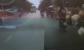 Đánh võng trên đường, ba nam thanh niên bị cuốn vào gầm xe bồn 