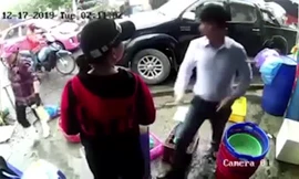 Dân mạng chia sẻ chóng mặt clip người đàn ông bảnh bao đánh bà bán cá