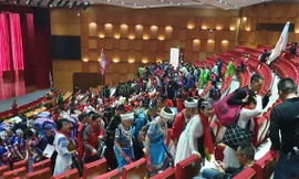 VIDEO: 'Mục sở thị' sự kiện 'chui' cho người Trung Quốc ở cung cá heo Quảng Ninh