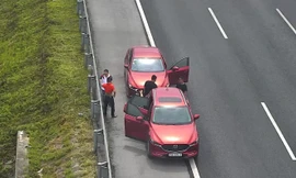 Tước bằng lái, phạt tiền 2 tài xế rủ nhau dừng xe hút thuốc trên cao tốc