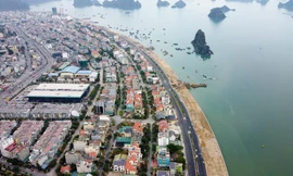 Vịnh Hạ Long đón du khách từ trưa 1/5, hàng quán được mở cửa trở lại