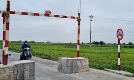 Đường vào trụ sở xã bị trụ bê tông của huyện chặn... từ xa