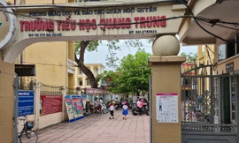 Nguồn gốc clip tố phụ huynh dàn dựng học sinh đứng nắng ở cổng trường