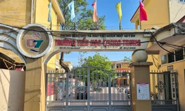 Học sinh bị đưa ra cổng đứng nắng, Chủ tịch TP Hải Phòng xuống tận trường xử lý