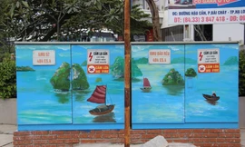 Những 'tủ tranh' đặc biệt trên phố Quảng Ninh