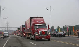 Thông quan cây cầu nối hai nước Việt - Trung ở TP Móng Cái