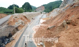 Cao tốc nghìn tỷ cứ mưa là sạt lở