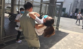 Hàng chục công nhân bị ngất, buồn nôn, chóng mặt vì hít phải khí lạ.