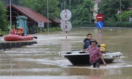 Mưa ngập, người dân Hạ Long dùng xuồng trên quốc lộ 