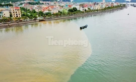 Vịnh Hạ Long 'đổi màu' sau mưa lớn